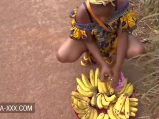 Μαύρος/η μπανάνα seller νεαρός παρασυρθεί για ένα απίθανη σεξ