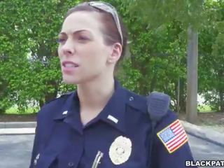 Fêmea policiais puxe sobre negra suspect e chupar sua pila